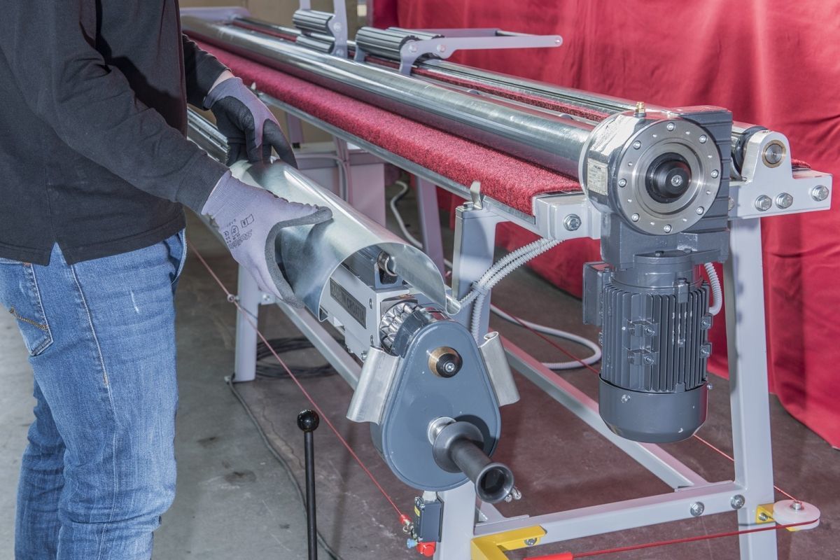 Станок муфтонаверточный нкт 340. Станок витая труба динамо. Профилегибочный станок r 100 увт. Станок для профилирования профильной трубы. Листогиб проходной l2500.