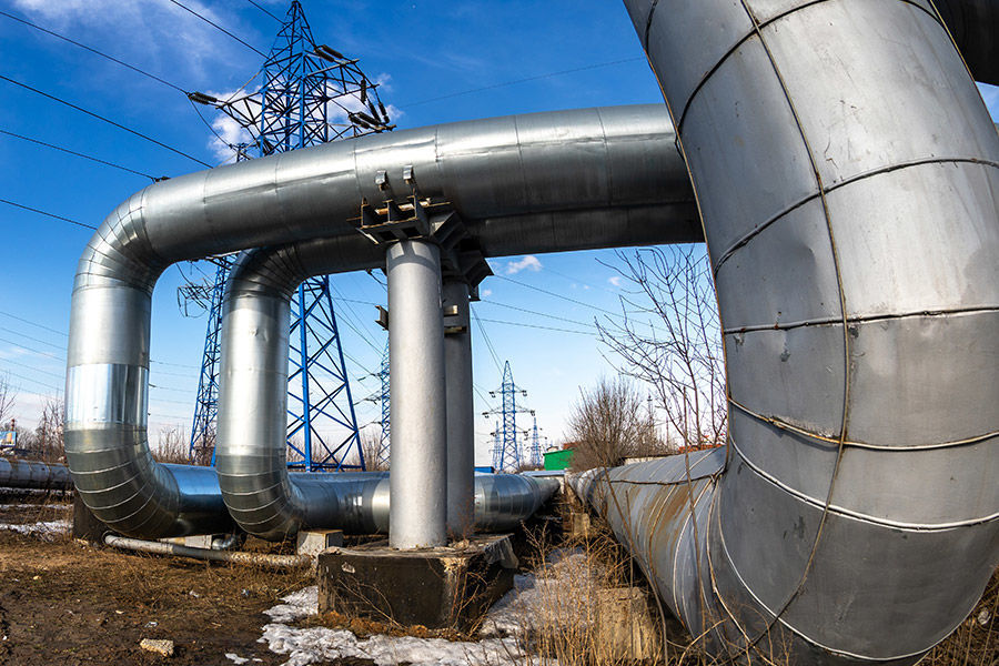 Подземные и надземные газопроводы. Надземный трубопровод в Коммунаре. Трубопровод на опорах. Надземная прокладка трубопроводов. Опоры газопровода.