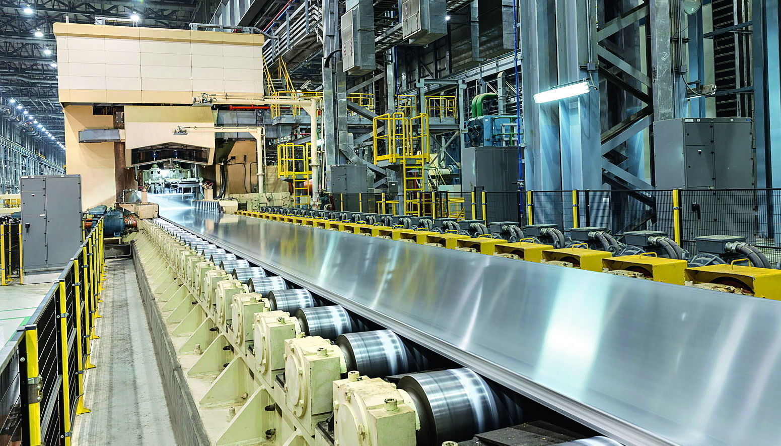 Развитие цеха. В Германии алюминиевого завода Aluminium Rheinfelden. Прокатный стан алюминиевого завода. Производственный цех. Алюминиевое производство.