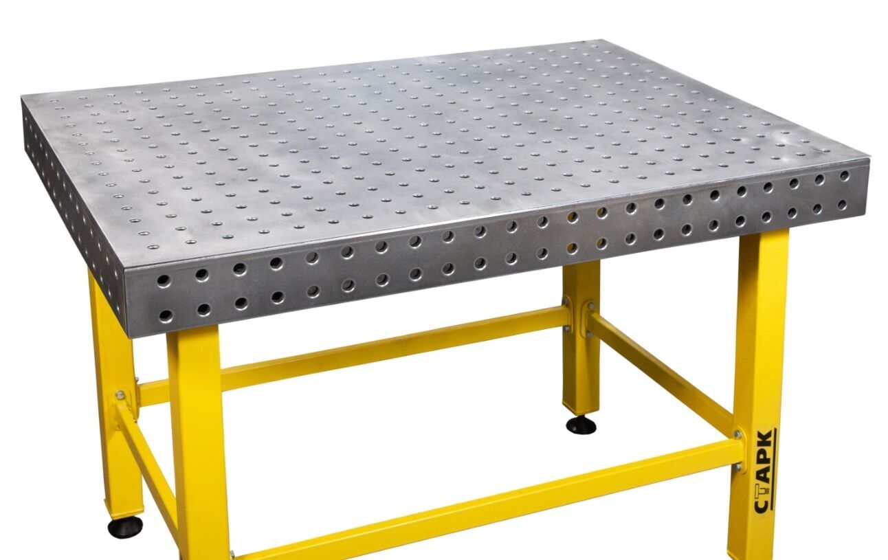 Перфорированный металлический стол в гараже
