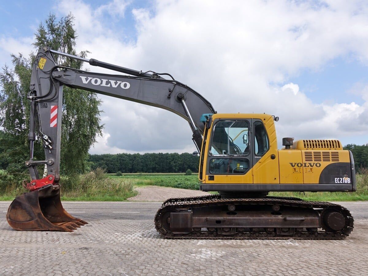 Гусеничный экскаватор. Volvo ec210blc. Вольво 210 экскаватор. Гусеничный экскаватор Volvo ec210b. Volvo ec210blc Prime.