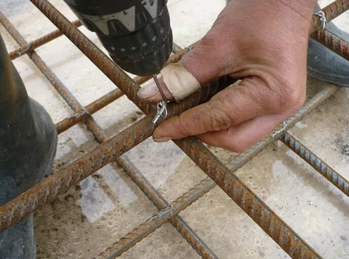 Как связать арматуру. Арматурная стяжка балконной плиты. Вязка арматуры для плиты 400мм. Приспособление для изгиба арматуры для фундамента. Армирование бетона стеклопластиковой арматурой.
