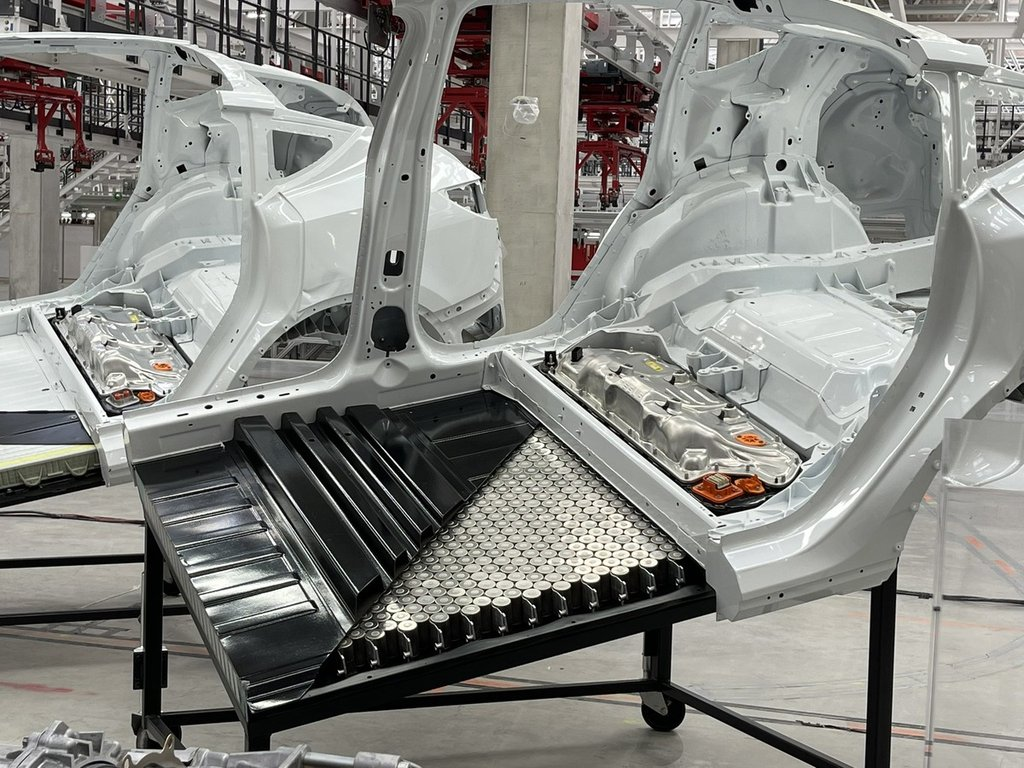 Батарея тесла. Батарея Tesla 4680. Батарея Tesla model y. Новая батарея Tesla 4680. Аккумуляторная ячейка Tesla