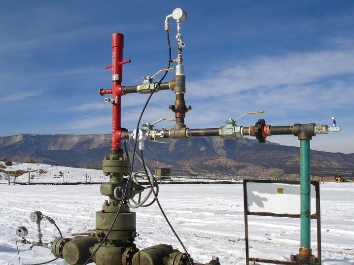 Скважинная гидродобыча железной руды. Механизированная добыча скважин. Первичный метод добычи нефти схема. Нагнетательная линия скважины. Свабирование нефтяных скважин.