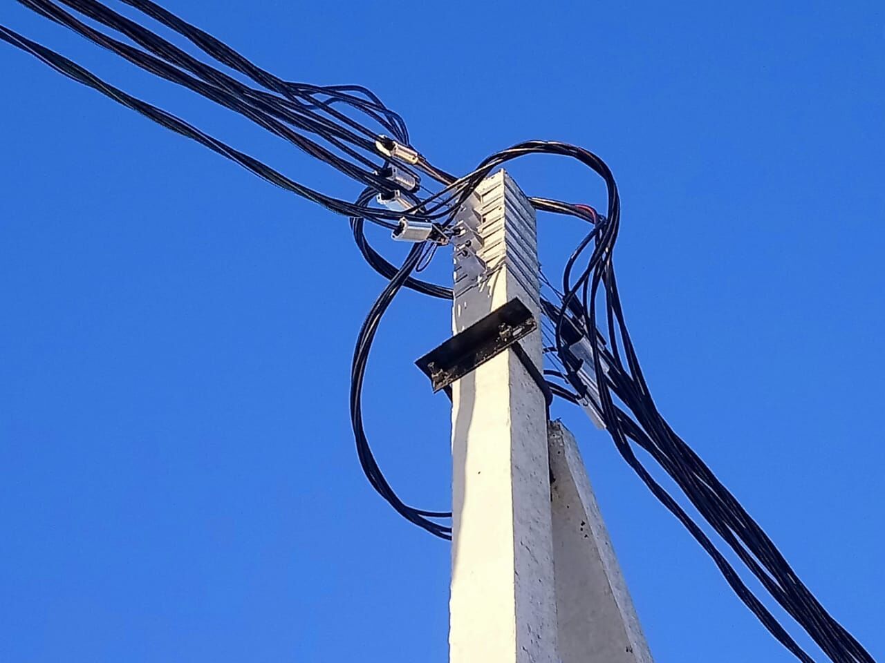 Крепление провода сип 2. Анкерная опора 10кв сип-3 арматура. Арматура для опор св-110 лэп 0,4 кв. Кронштейн для подвеса волс на высоковольтных опорах хп2. Провод кабель на опоре.